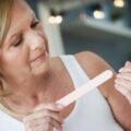 Jak skutecznie poradzić sobie z przebarwieniami po krostach?