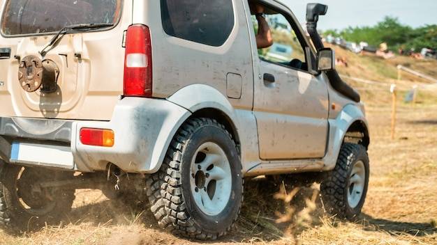 Jaki samochód terenowy sprawdzi się w trudnym terenie?